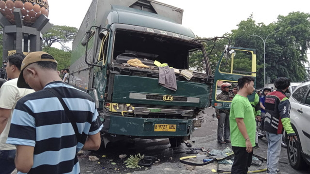 Kondisi truk usai dirusak massa. Truk menabrak sejumlah pengendara di Tangerang. Foto: Dok. Polres Metro Tangerang Kota