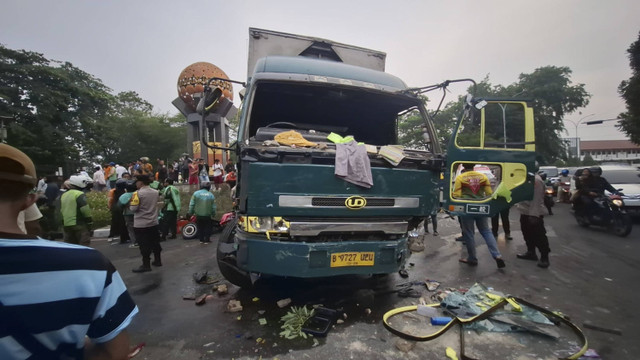 Kondisi truk dirusak massa, usai ugal-ugalan dan tabrak pengendara di Tangerang. Foto: Dok. Polres Metro Tangerang Kota