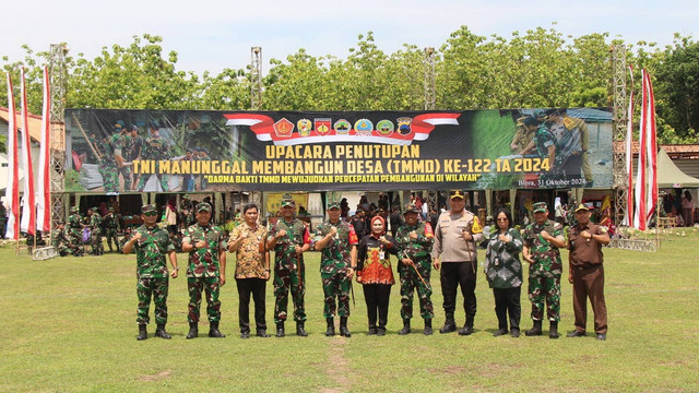 Pangdam IV Diponegoro, Mayor Jenderal TNI Deddy Suryadi, saat menutup kegiatan TMMD Reguler ke-122 tahun 2024, di Desa Sidomulyo, Kecamatan Banjarejo, Kabupaten Blora. Kamis (31/10/2024). (Aset: Istimewa)