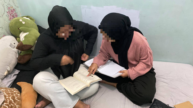 Potret mahasiswi yang sedang berdiskusi terkait prinsip etika dan moral dalam ekonomi islam. ( Sumber  : Avelye Natasya, foto di ambil menggunakan kamera gadget di kost pada pukul 18.14 dengan ukuran 16:9 )