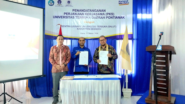Penandatangan PKS UT Pontianak dengan SALUT Kabupaten Sekadau. Foto: Dina Mariana/Hi!Pontianak