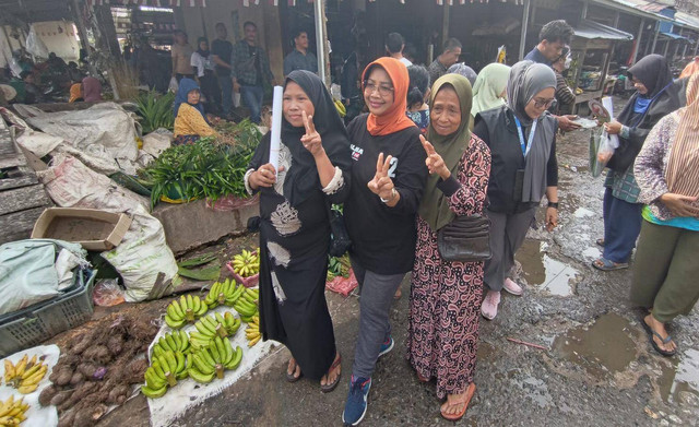 Cabup Mempawah Erlina foto bersama warga. Foto: M. Zain/Hi!Pontianak