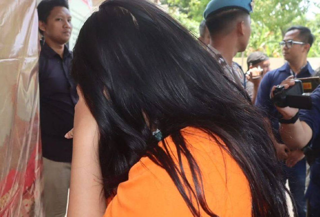 Salah satu perempuan yang ditangkap terkait promosi situs judol. Dok: Polres Sukabumi