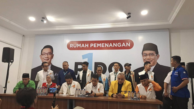 Ketua Tim Pemenangan Ahmad Riza Patria, Ketua DPW PSI Elva Qobina, Ketua DPD Golkar DKI Jakarta Ahmad Zeki, dan Ketua DPD DKI Jakarta Jupiter NasDem, dalam Konferensi Pers di Rumah Pemenangan RIDO, Jakarta Selatan, Kamis (31/10/2024). Foto: Alya Zahra/kumparan 