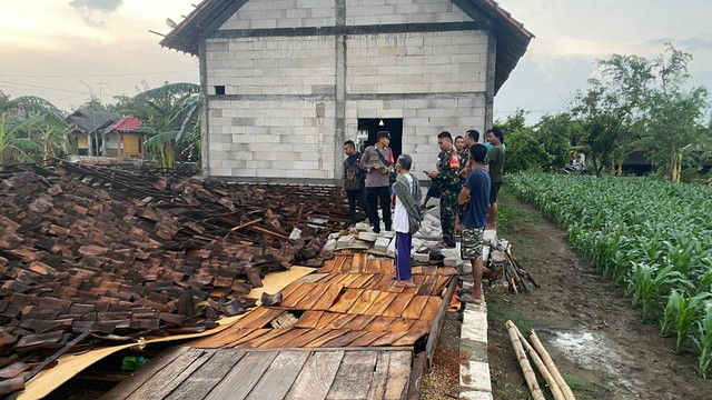 Sebuah rumah warga di Kecamatan Temayang, yang roboh diterjang angin. Kamis (31/10/2024) (Aset: Istimewa)