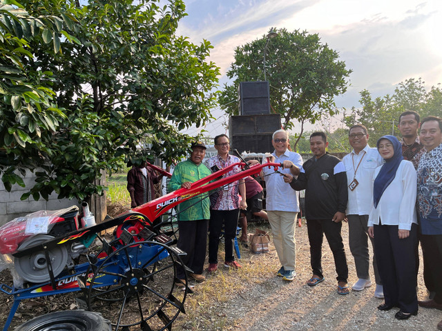 Perum Bulog lewat Program Tanggung Jawab Sosial dan Lingkungan (TJSL) menyerahkan bantuan hand traktor kepada Dewan Pimpinan Cabang Asosiasi Petani Tebu Rakyat Indonesia (DPC APTRI) Kabupaten Blora, Kamis (31/10/2024). Foto: Dok. Bulog