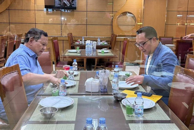 Presiden Prabowo Subianto makan bersama Ridwan Kamil, Kamis (31/10/2024).  Foto: Instagram/ @ariefrosyid.id