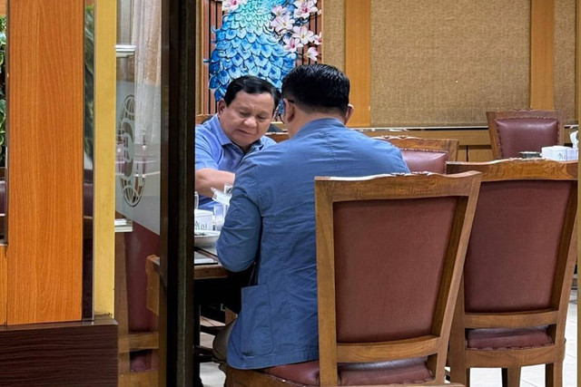 Presiden Prabowo Subianto makan bersama Ridwan Kamil, Kamis (31/10/2024).  Foto: Instagram/ @ariefrosyid.id