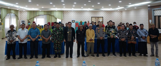 Foto bersama dalam kegiatan sosialisasi pembinaan ormas yang digelar di Ruang Serbaguna Lantai II Kantor Bupati Sekadau, Kamis, 31 Oktober 2024. Foto: Dok. Diskominfo Kabupaten Sekadau