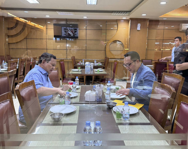 Presiden Prabowo Subianto makan malam bersama Calon Gubernur Jakarta Ridwan Kamil, Kamis (30/10/2024). Foto: Dok. Tim RIDO