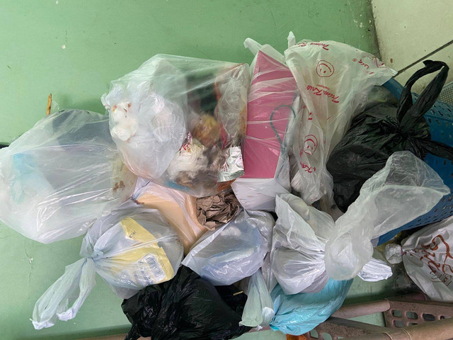 foto sampah makanan yang di dalam plastik (sumber:foto hasil potret sendiri)