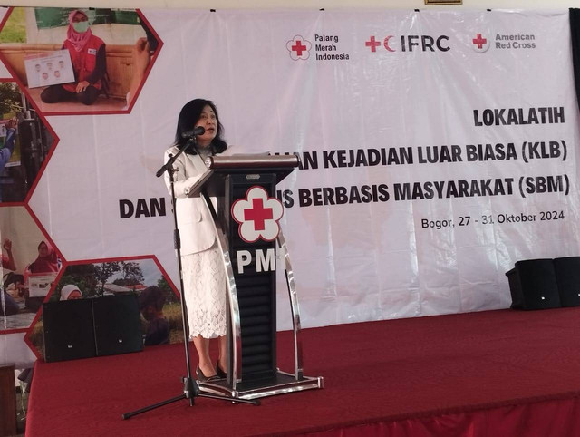 Dr. Çri Sajjana Prajna Wékādigunawan, MPH, Ph.D Ketua Bidang Kesehatan dan Sosial, Palang Merah Indonesia (PMI) Pusat membuka Lokalatih Pemahaman Kejadian Luar Biasa (KLB) dan Surveilans berbasis masyarakat.