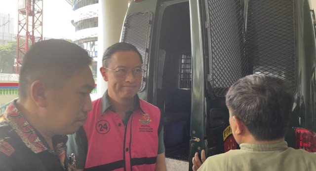 Thomas Lembong keluar dari mobil tahanan, berjalan masuk ke Kejaksaan Agung untuk menjalani pemeriksaan, Jumat (1/11/2024). Foto: Fadhil Pramudya/kumparan