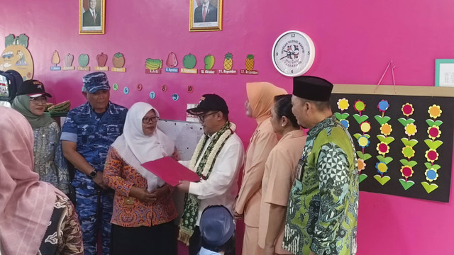 Mendikdasmen Abdul Mu'ti melakukan kunjungan kerja pertamanya sebagai menteri di TK Angkasa Lanud Sri Mulyono Herlambang, Palembang, Sumsel, Jumat (1/11/2024). Foto: Thomas Bosco/kumparan