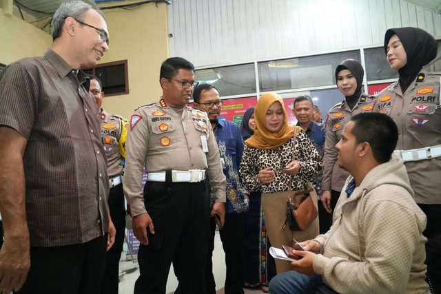 Polri bersama BPJS Kesehatan melakukan uji coba untuk memberlakukan persyaratan kepesertaan JKN aktif bagi pemohon SIM. Foto: Dok. Istimewa