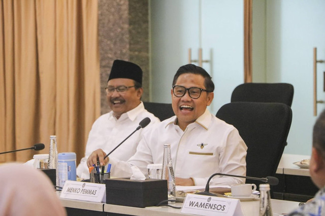 Menteri Koordinator Pemberdayaan Masyarakat Muhaimin Iskandar bersama Menteri Sosial Saifullah Yusuf saat rapat koordinasi Menko Pemberdayaan Masyarakat di Jakarta, Kamis (31/10/2024). Foto: Instagram/ @cakiminow