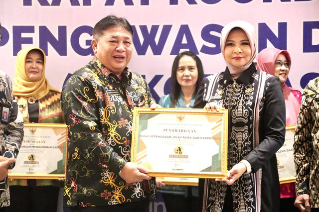 Pemberian penghargaan atas prestasi Dinas Kepemudaan, Olahraga, dan Pariwisata Kalimantan Barat yang berhasil masuk 10 besar Akuntabilitas Kinerja Instansi Pemerintah (AKIP) 2024 dalam agenda Rapat Koordinasi Pengawasan Daerah pada Kamis, 31 Oktober 2024. Foto: Dok. Pemprov Kalbar