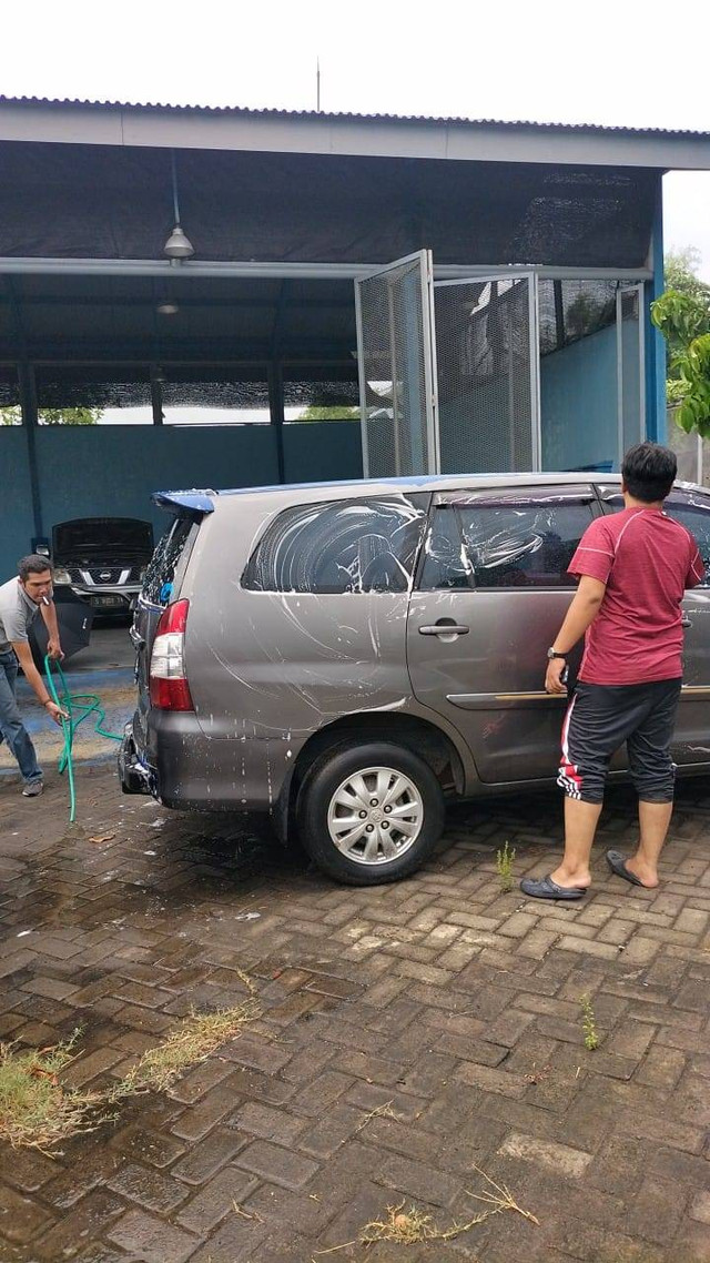 Rupbasan Mojokerto Lakukan Perawatan Mobil Rampasan Negara dengan Mencuci Eksterior