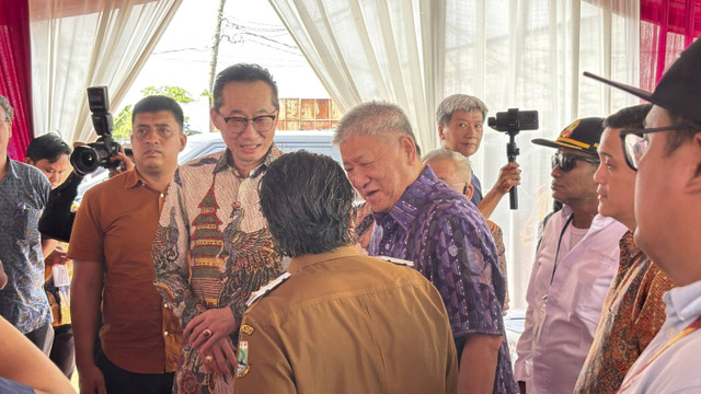 Pendiri Agung Sedayu Group, Sugianto Kusuma (Aguan) dalam groundbreaking rumah gratis untuk MBR sumbangan dari swasta di Kabupaten Tangerang Banten, Jumat (1/11/2024). Foto: Ave Airiza Gunanto/kumparan