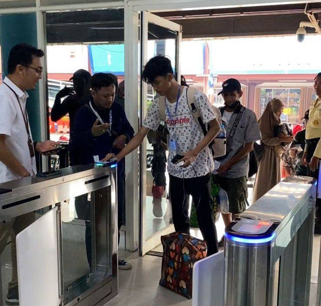 Penumpang KM Lawit saat scan tiket untuk masuk ke terminal penumpang. Foto: Dok. Pelindo Regional 2 Pontianak