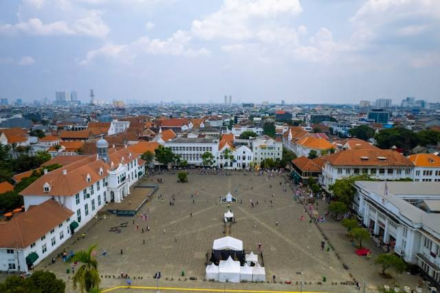 Toko Merah Kota Tua. Foto Kota Tua. Sumber: Unsplash/Ammar Andiko