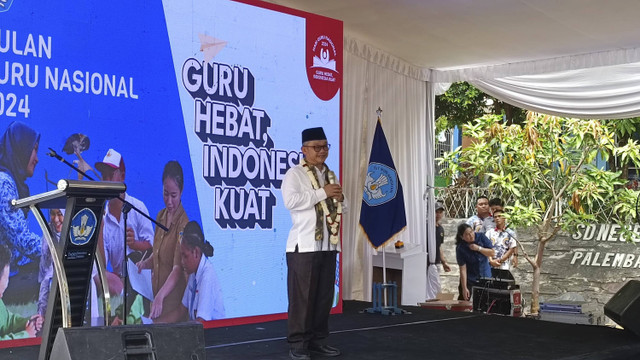 Mendikdasmen Abdul Mu'ti melakukan kunjungan ke SDN 59 Palembang, Jumat (1/11/2024). Foto: Thomas Bosco/kumparan