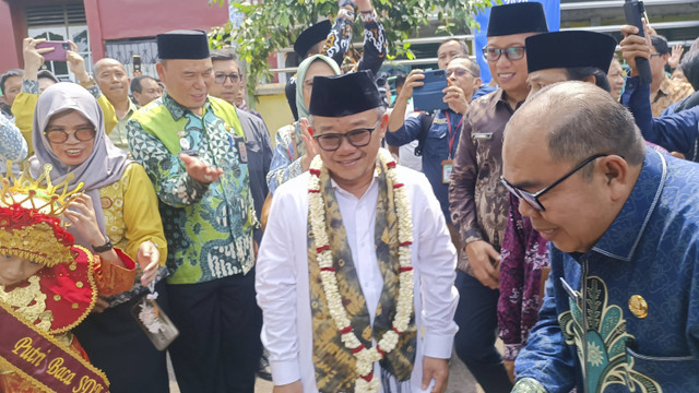 Mendikdasmen Abdul Mu'ti melakukan kunjungan ke SDN 59 Palembang, Jumat (1/11/2024). Foto: Thomas Bosco/kumparan