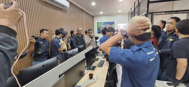 Ruko yang dijadikan kantor satelit di Rose Garden, Kota Bekasi, saat digeledah pada Jumat (1/11). Foto: Rachmadi Rasyad/kumparan