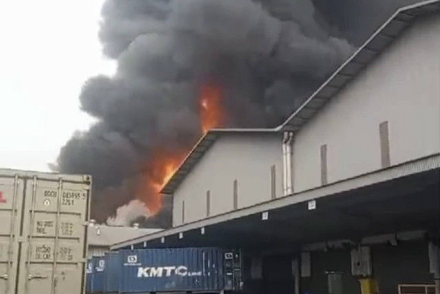 Potongan video Kebakaran yang terjadi di sebuah pabrik yang berlokasi di Kota Bekasi.  Foto: Dok. Istimewa