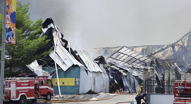 Kondisi Pabrik mainan Master Kids Indonesia di Kawasan Industri Kendal (KIK) terbakar pada Jumat (1/11/2024). Foto: Dok. Istimewa