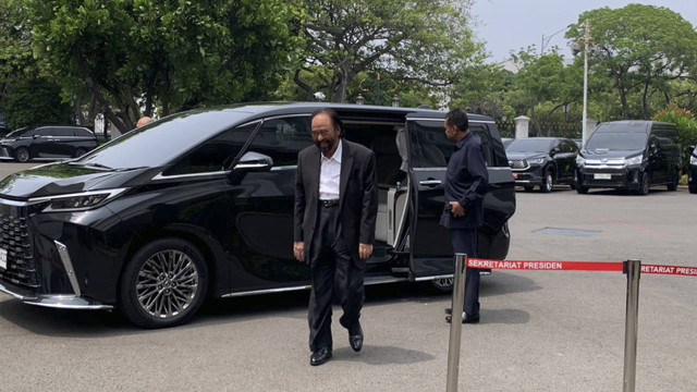 Ketum Partai NasDem Surya Paloh berjalan keluar kendaraan saat tiba  di Istana Negara, Jakarta, Jumat (1/11/2024).  Foto: Luthfi Humam/kumparan