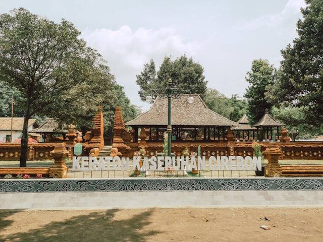 Makam Sunan Gunung Jati. Foto hanyalah ilustrasi bukan tempat sebenarnya. Sumber: Unsplash/Maharanita Nugradianti