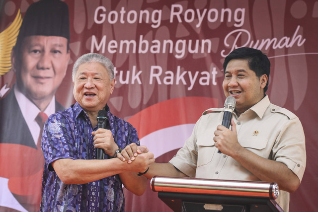 Menteri Perumahan dan Kawasan Permukiman Maruarar Sirait bersalaman dengan Pendiri Agung Sedayu Group Sugianto Kusuma saat meresmikan pembangunan rumah gratis program tiga juga rumah di Desa Sukawali, Kecamatan Pakuhaji, Kabupaten Tangerang, Banten. Foto: Sulthony Hasanuddin/ANTARA FOTO 