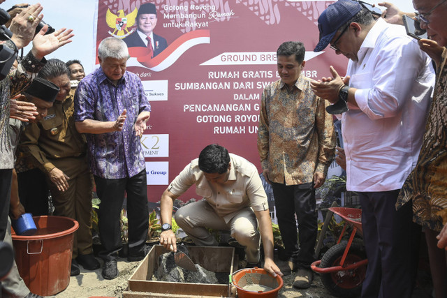 Menteri Perumahan dan Kawasan Permukiman Maruarar Sirait  meresmikan pembangunan rumah gratis program tiga juga rumah di Desa Sukawali, Kecamatan Pakuhaji, Kabupaten Tangerang, Banten, Jumat (1/11/2024). Foto: Sulthony Hasanuddin/ANTARA FOTO 