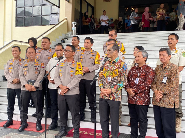 Konferensi pers jajaran kepolisian se-DIY dan Pemda setelah rapat koordinasi terkait pengendalian peredaran miras di Mapolda DIY, Jumat (1/11). Foto: Resti Damayanti/Pandangan Jogja