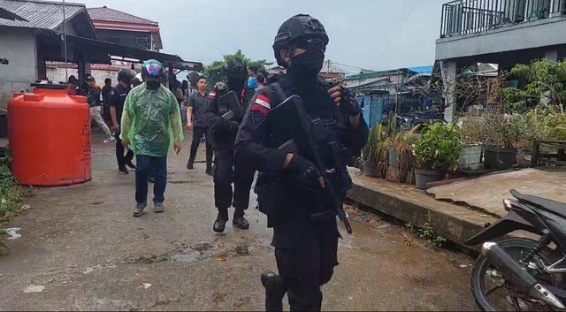 Tim gabungan Polda Kalbar saat menggerebek Kampung Beting. Foto: Dok. Polda Kalbar