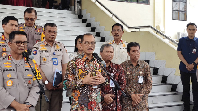 Sekda DIY Beny Suharsono memberikan keterangan press terkait Kasus penahanan 278 ijazah di DIY, Jumat (1/11). Foto: Arfiansyah Panji Purnandaru/kumparan