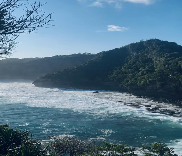 Pemandangan Pantai Ngetun dari Atas Karang ( Sumber Gambar : Dokumen Pribadi )