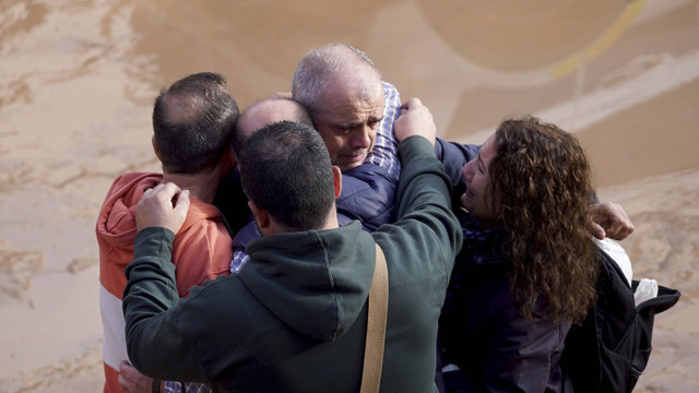 Reaksi warga menunggu kabar kerabatnya yang terjebak banjir di Valencia, Spanyol, Kamis, 31 Oktober 2024. Foto: AP Photo/Alberto Saiz