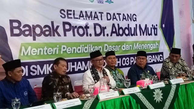 Mendikdasmen Abdul Mu'ti berikan keterangan pers saat mengunjungi SMK Muhammadiyah 3, Palembang, Jumat (1/11). Foto: Thomas Bosco/kumparan