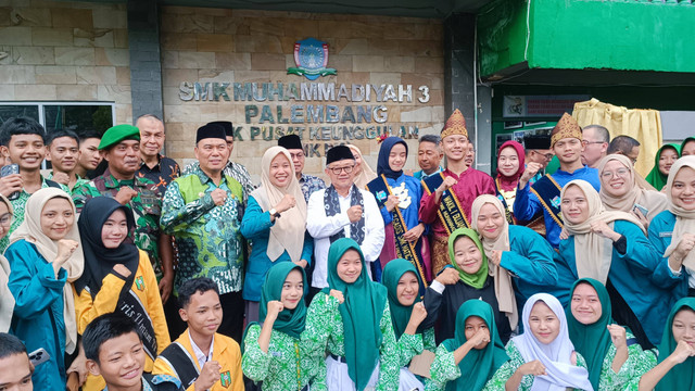 Mendikdasmen Abdul Mu'ti foto bersama usai mengunjungi SMK Muhammadiyah 3, Palembang, Jumat (1/11). Foto: Thomas Bosco/kumparan