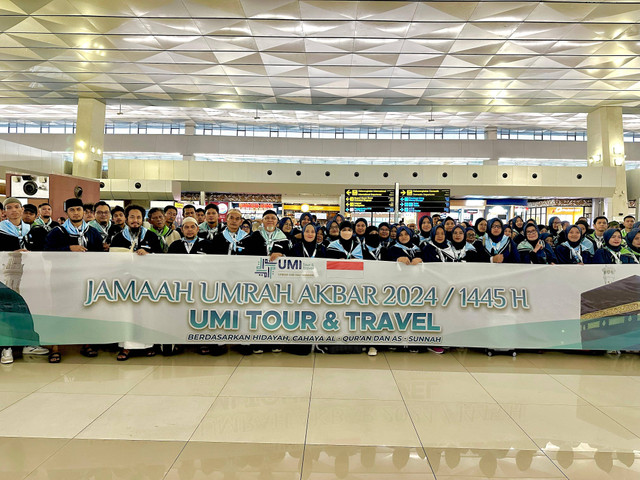 Rombongan jemaah Umrah Akbar 2024 yang diberangkatkan oleh UMI Tour & Travel. (Foto: Istimewa)