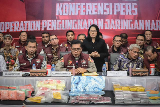 Dittipidnarkoba Bareskrim Polri melaksanakan kegiatan konferensi pers hasil joint operation pengungkapan jaringan narkoba internasional di Bareskrim Polri, Jakarta, Jumat (1/11/2024). Foto: Jamal Ramadhan/kumparan