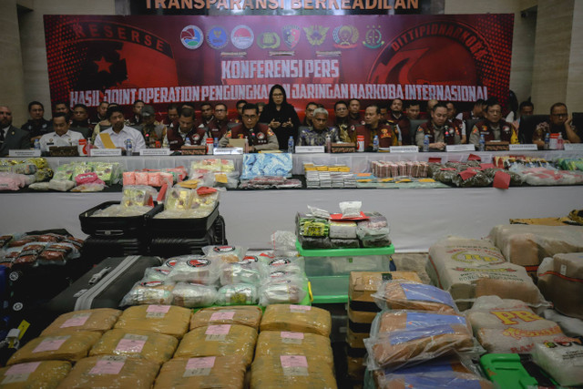 Dittipidnarkoba Bareskrim Polri melaksanakan kegiatan konferensi pers hasil joint operation pengungkapan jaringan narkoba internasional di Bareskrim Polri, Jakarta, Jumat (1/11/2024). Foto: Jamal Ramadhan/kumparan