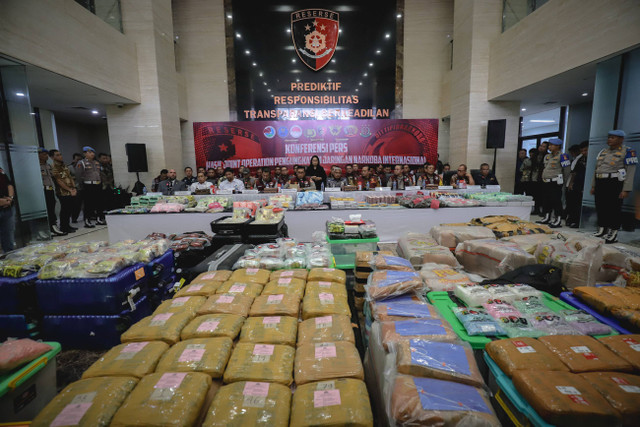 Dittipidnarkoba Bareskrim Polri melaksanakan kegiatan konferensi pers hasil joint operation pengungkapan jaringan narkoba internasional di Bareskrim Polri, Jakarta, Jumat (1/11/2024). Foto: Jamal Ramadhan/kumparan