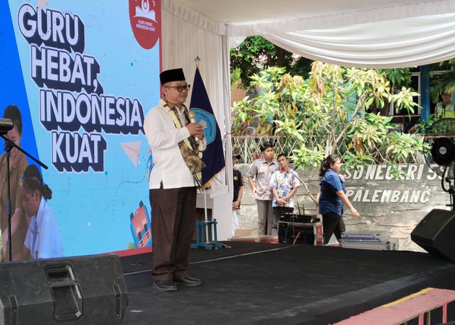 Menteri Pendidikan Dasar dan Menengah Abdul Mu'ti saat memperkenalkan program wajib belajar 13 tahun ke SDN 059 Palembang, Foto : Ist