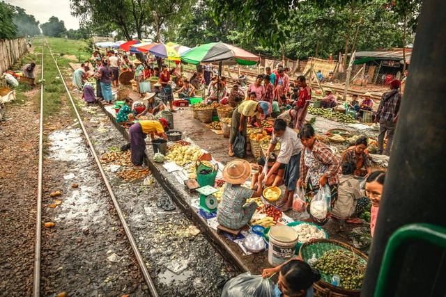 Pasar Makanan Jalanan Yangon Myanmar Jarang Terjadi: Yangon, Yangon Region, Myanmar (Burma), (Foto oleh: Marko Zirdum/ AFP)