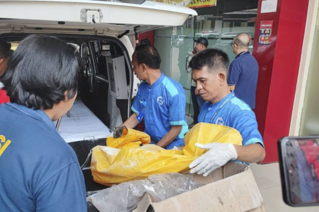 Petugas DVI RS Polri menerima tiga kantong jenazah korban kebakaran pabrik di PT. Jati Perkasa Nusantara di Rumah Sakit Polri, Kramat Jati, Jakarta Timur, Jumat (1/11/2024). Foto: Syaiful Hakim/ANTARA