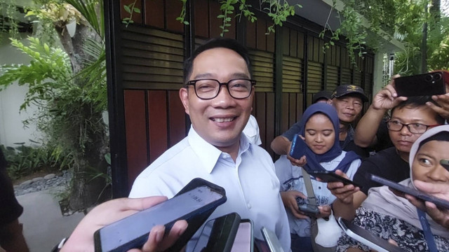 Ridwan Kamil menjawab pertanyaan wartawan usai melakukan pertemuan tertutup dengan Presiden RI ke-7 Joko Widodo di Solo, Jawa Tengah, Jumat (1/11/2024). Foto: Dok. kumparan