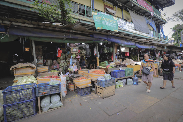 Calon pembeli melintas di dekat pangan yang dijual di Pasar Senen, Jakarta, Jumat (1/11/2024). Foto: Jamal Ramadhan/kumparan